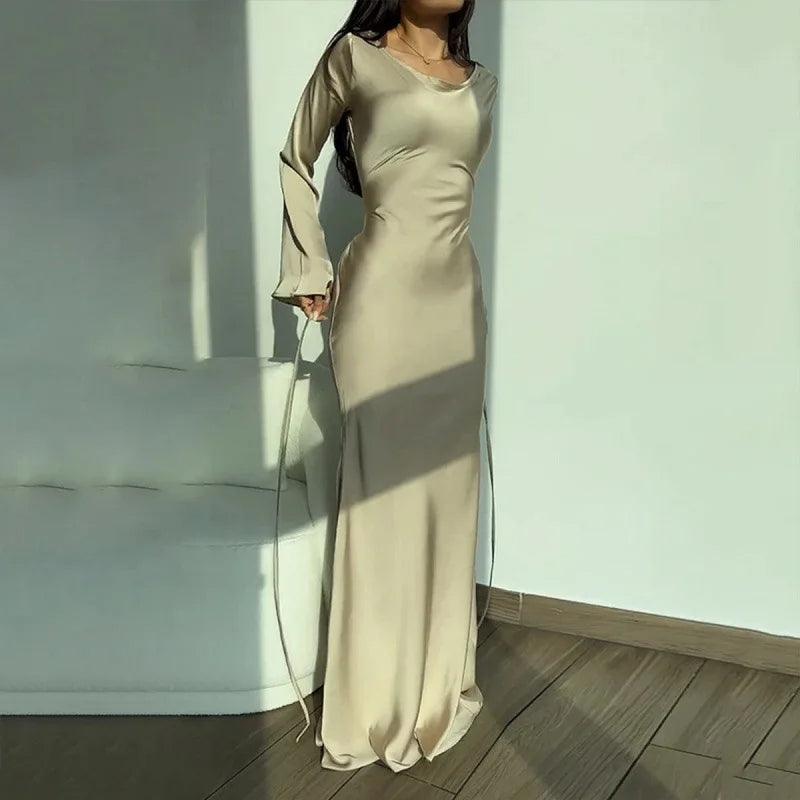 Elegantes Satin-Maxikleid mit ausgestellten Ärmeln für Damen