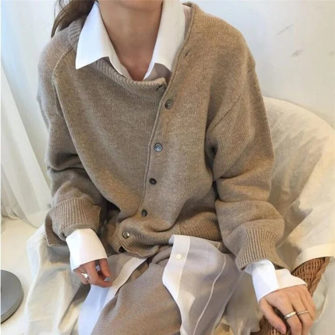 Gemütliche Strickjacke für Damen - Schräges Knopfdetail