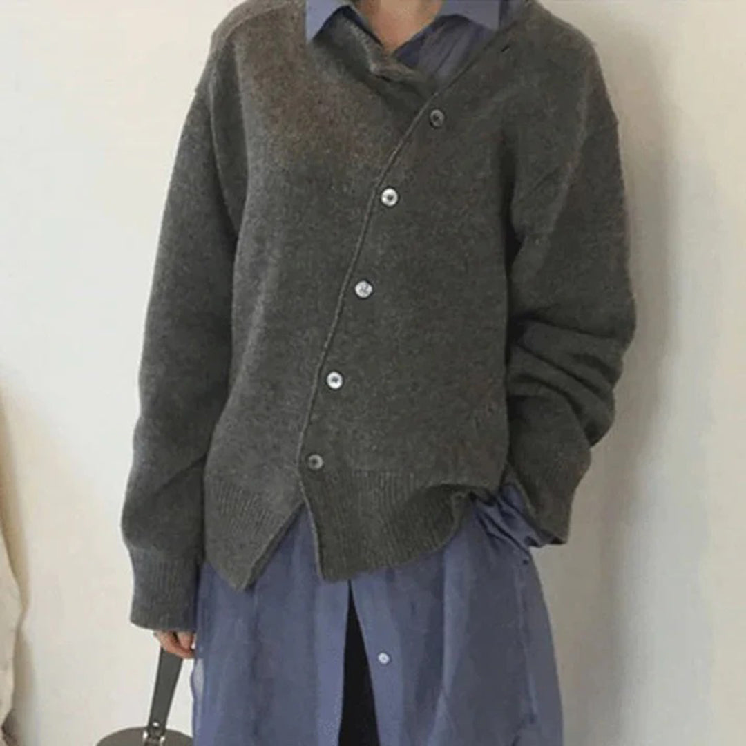 Gemütliche Strickjacke für Damen - Schräges Knopfdetail
