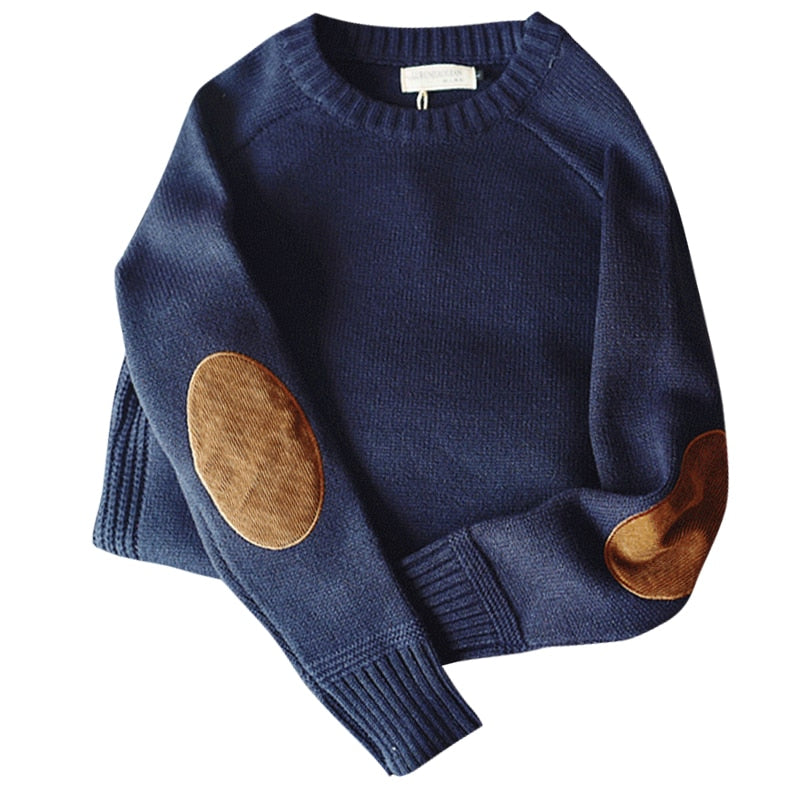 Herren Strickpullover mit Rundhalsausschnitt – Detail mit Ellenbogen-Pads