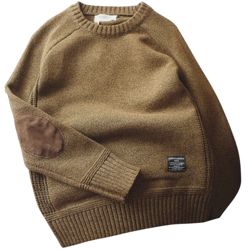 Herren Strickpullover mit Rundhalsausschnitt – Detail mit Ellenbogen-Pads
