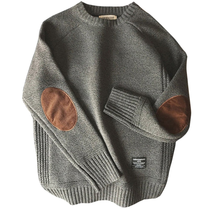 Herren Strickpullover mit Rundhalsausschnitt – Detail mit Ellenbogen-Pads