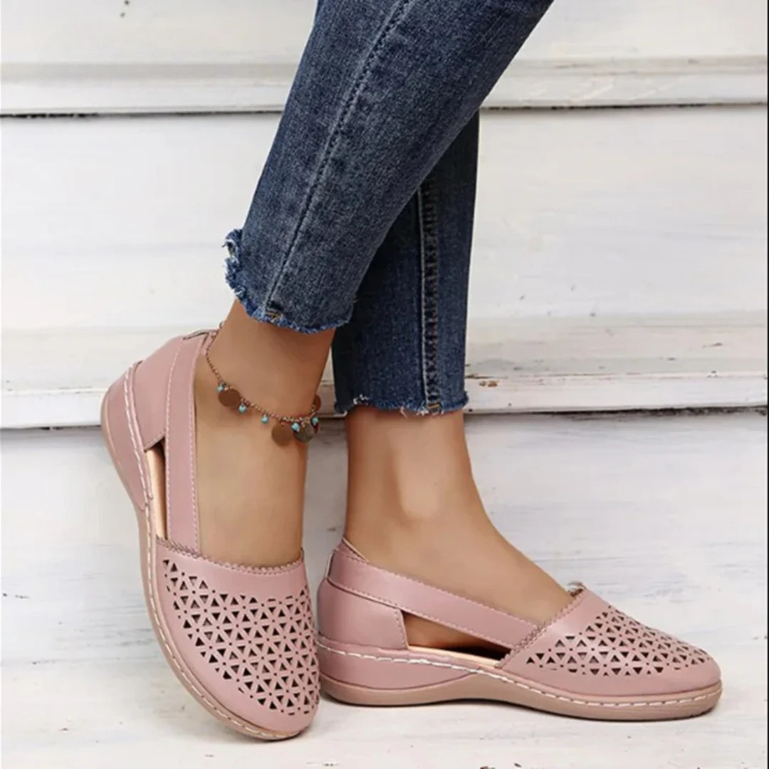 Atmungsaktive Laser-Cut-Slipper mit Keilabsatz für Damen