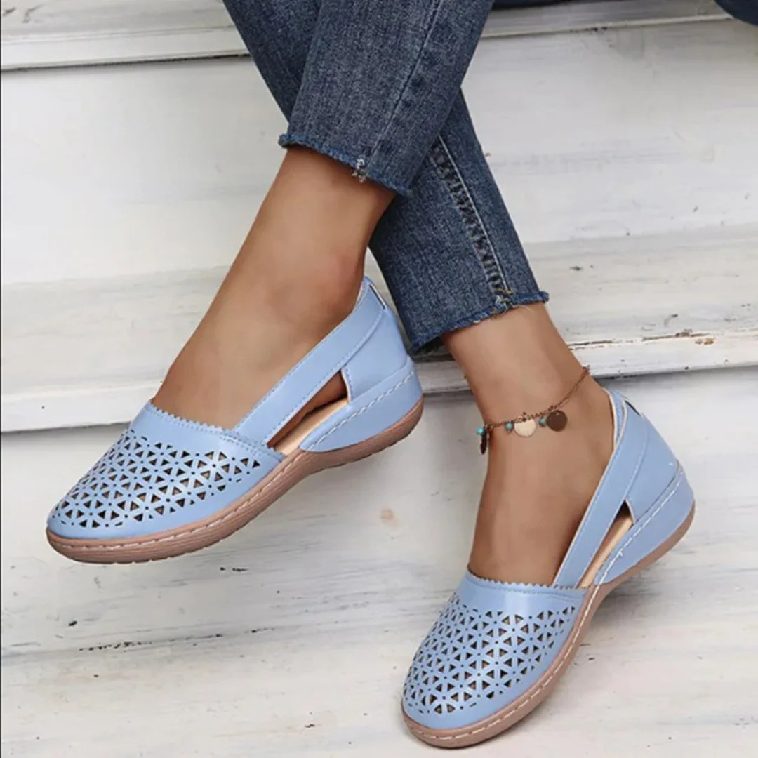 Atmungsaktive Laser-Cut-Slipper mit Keilabsatz für Damen