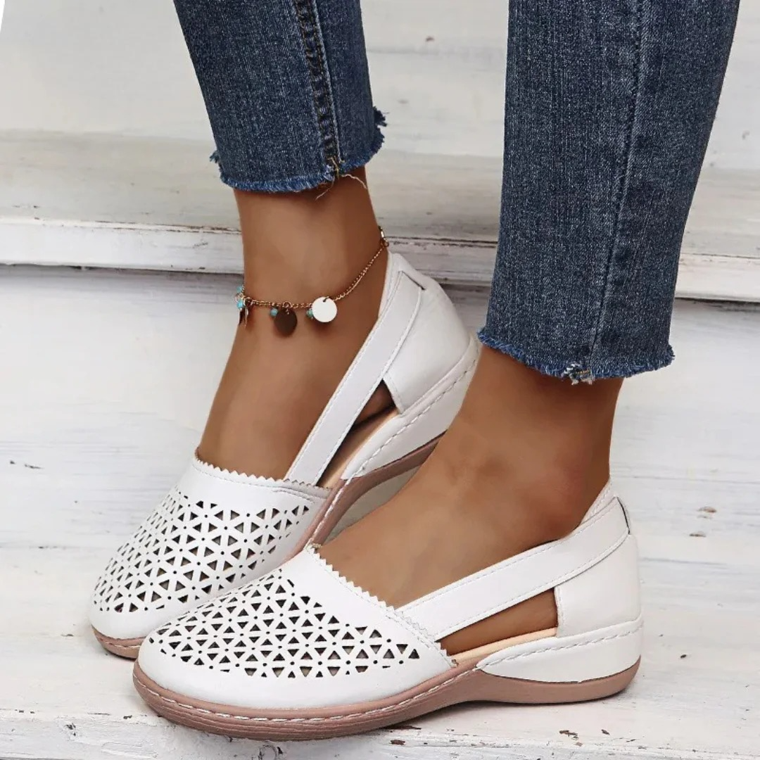 Atmungsaktive Laser-Cut-Slipper mit Keilabsatz für Damen