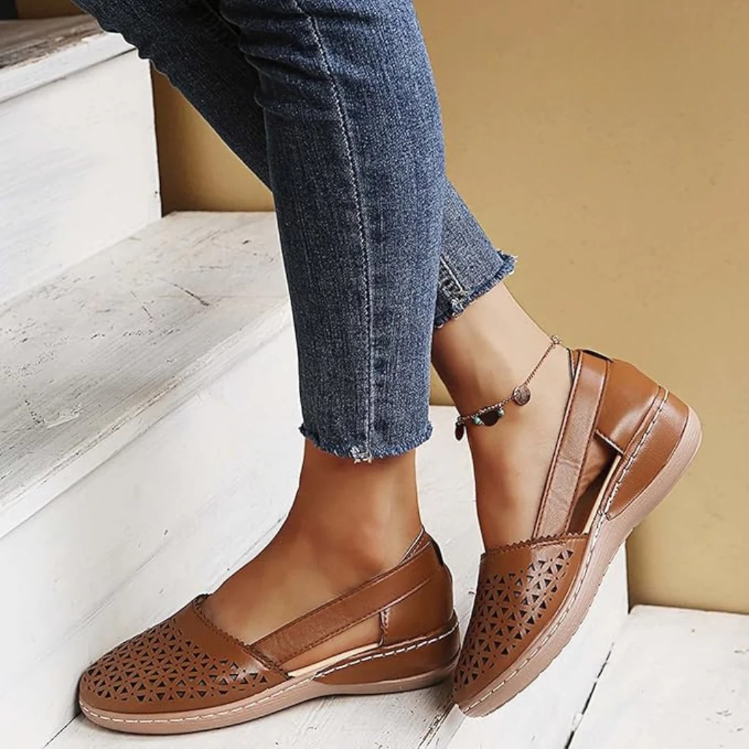 Atmungsaktive Laser-Cut-Slipper mit Keilabsatz für Damen