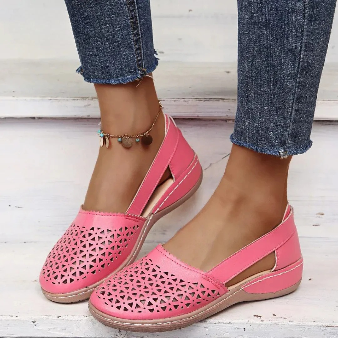 Atmungsaktive Laser-Cut-Slipper mit Keilabsatz für Damen