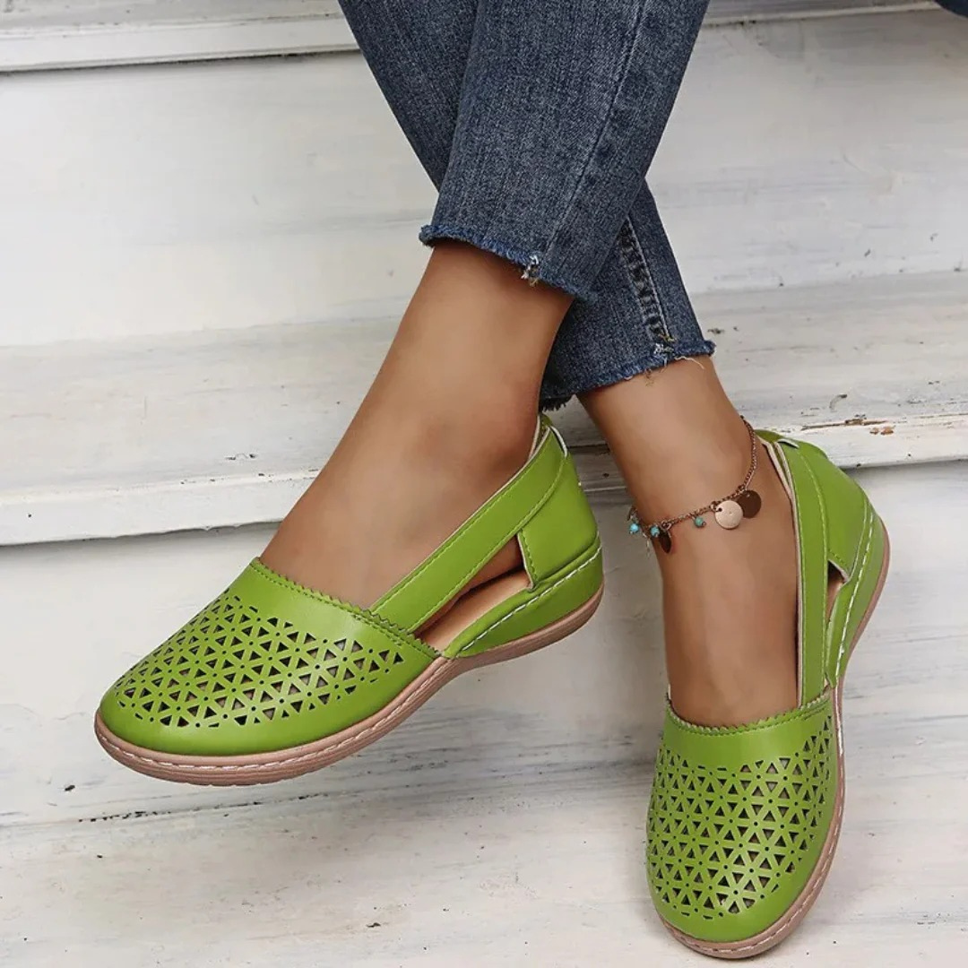 Atmungsaktive Laser-Cut-Slipper mit Keilabsatz für Damen