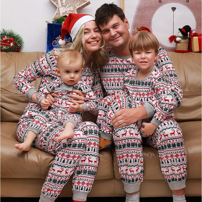 Familien Pyjama Set Weihnachten - Nordischer Rentier-Druck und Henley Oberteil